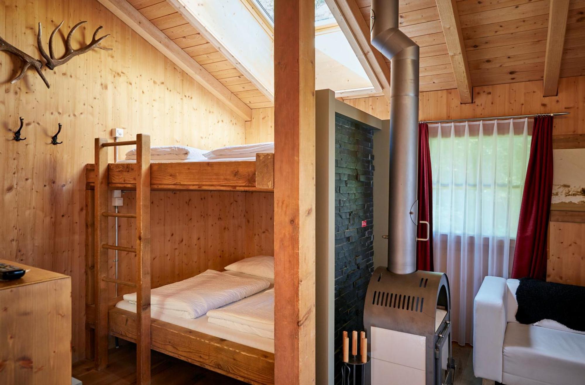 Huettenhotel Husky Lodge Muotathal ภายนอก รูปภาพ